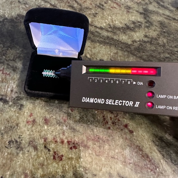 14k White Gold Diamond And Emerald Ring Size 6 1/2 - Picture 8 of 8